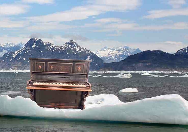 Ein Klavier steht auf einer schmelzenden Eisscholle.